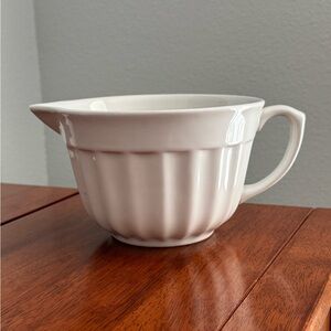 4 Cup Ceramic White Panel Batter Bowl.